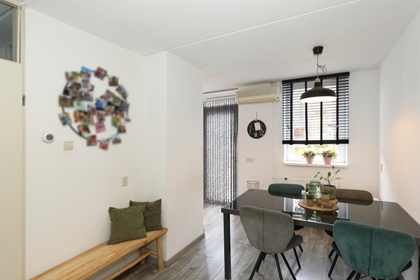 Foto - Te koop: Een goed geïsoleerde tussenwoning met onder meer een zonnige tuin op het zuiden, 3 slaapkamers, fijne badkamer, grote zolder(slaap)kamer, rustige tuin en een garage in Voerendaal.(Kunrade)